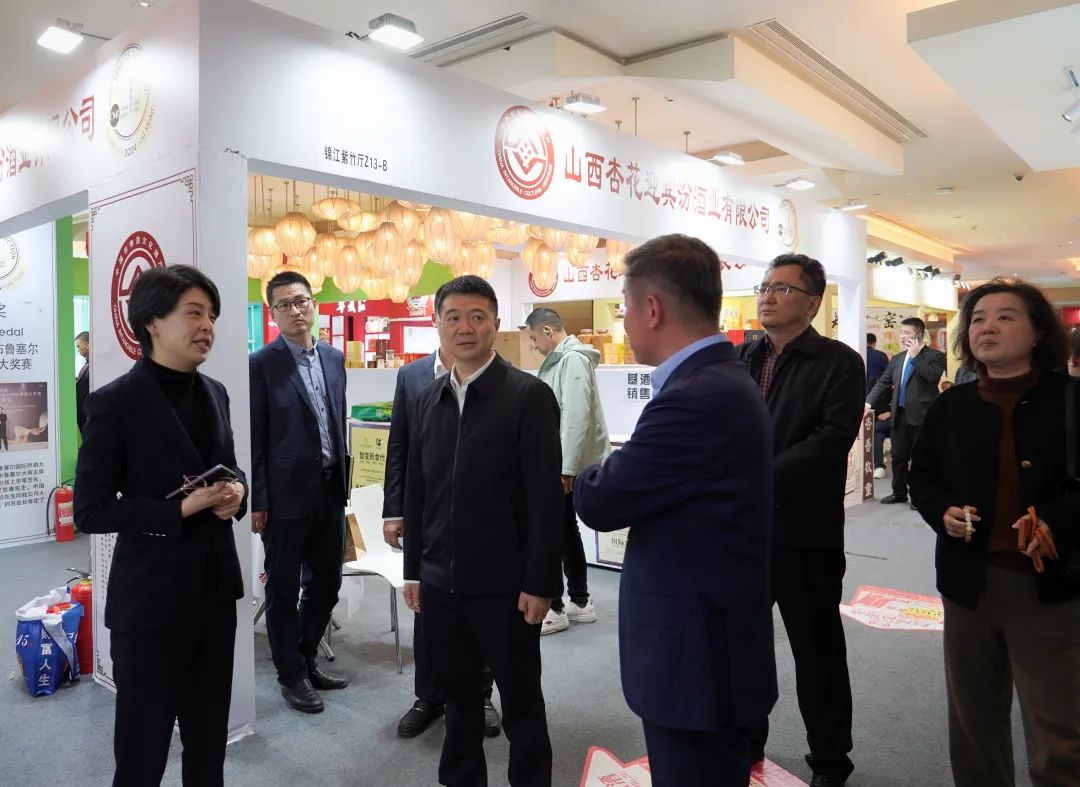 省尊龙凯时集团党委书记、董事长游勇率队到2025锦江宾馆春季酒类商务洽谈会现场检查指导重点工作