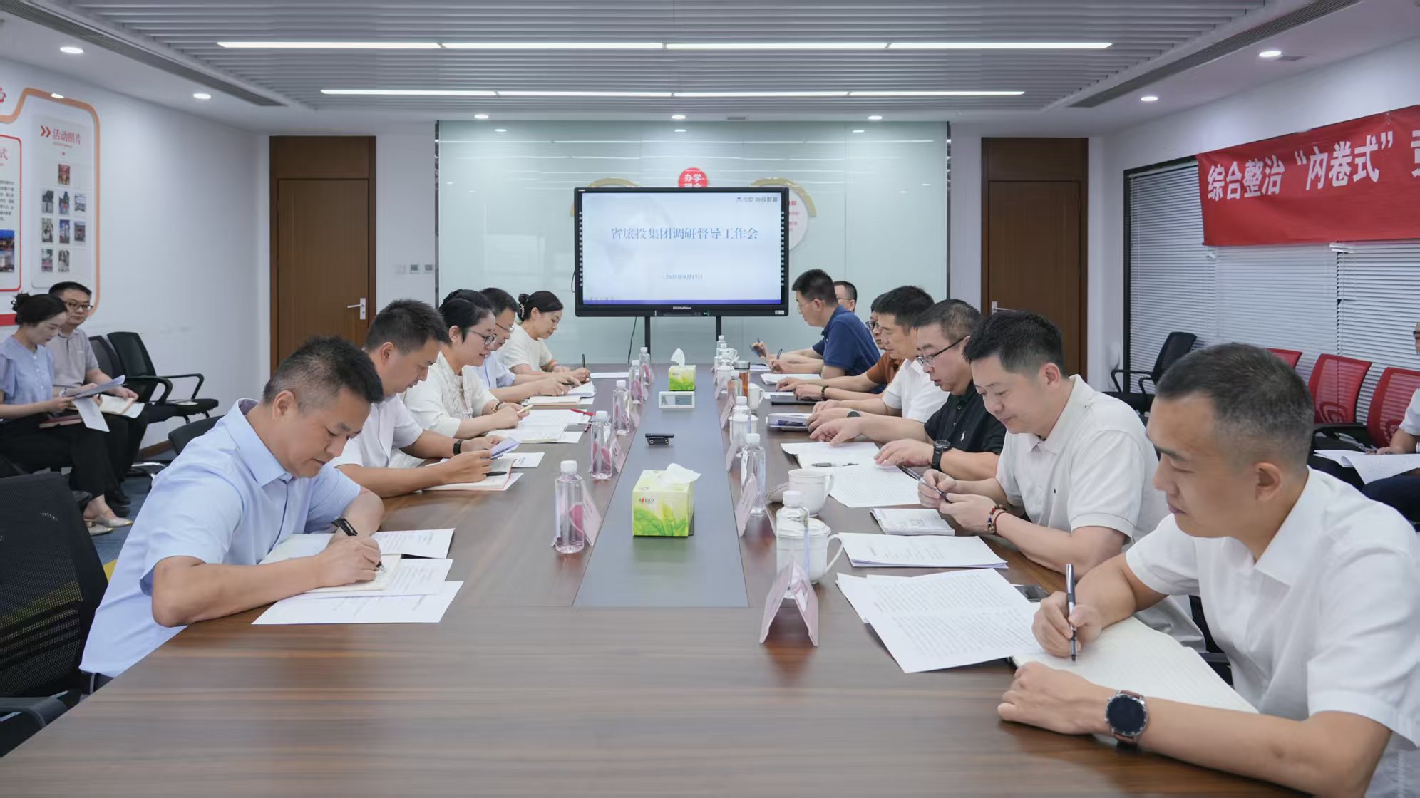 省尊龙凯时集团党委书记、董事长游勇率队赴尊龙凯时教育公司调研督导